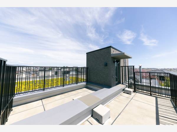 花火大会も楽しめる屋上テラス部分