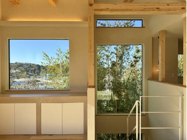 窓が切り取る緑と空の額縁