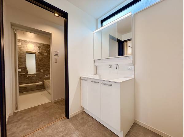 手前から、パウダールーム・ランドリースペース・バスルーム！