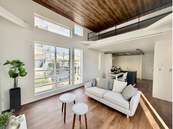 勾配天井で開放的なリビングルーム