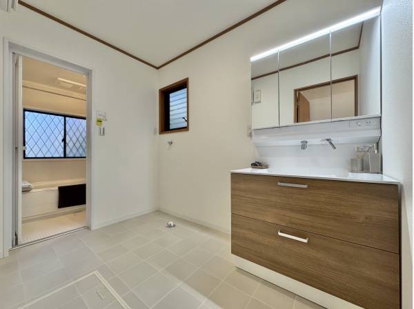 洗面・脱衣・浴室がスムーズにつながる、余裕ある水まわり。