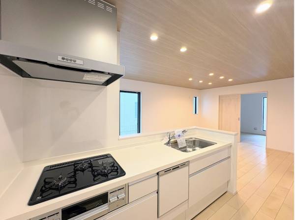 家族の顔が見える対面式キッチン