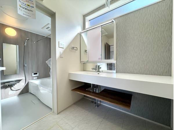 白基調のパウダールーム・バスルーム