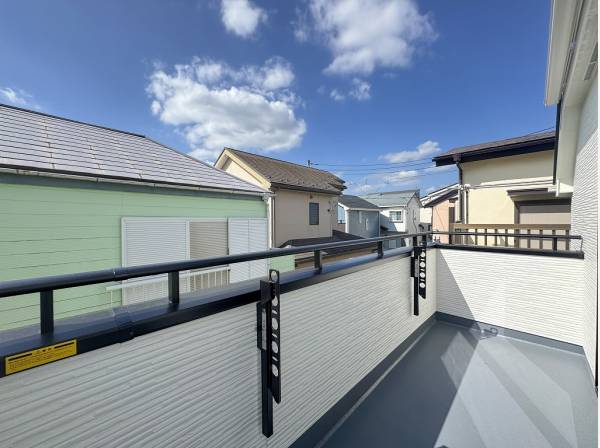 大きな寝具もゆったり干せそうな南西向きバルコニー