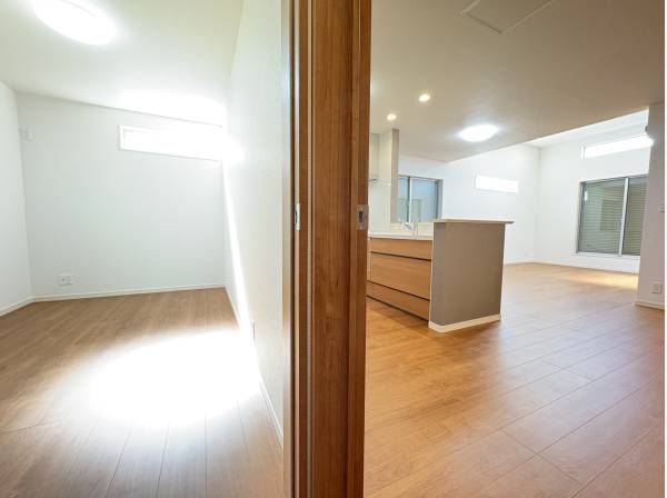 キッチンの横には5帖の洋室も