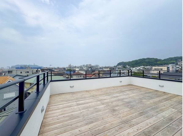 あ、そういえば広い屋上付きです！江の島が丸々見えました。
