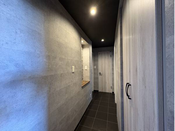 玄関を開くとニッチカウンターが目を惹きます