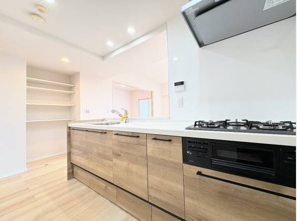 部屋全体を見渡す対面式キッチン