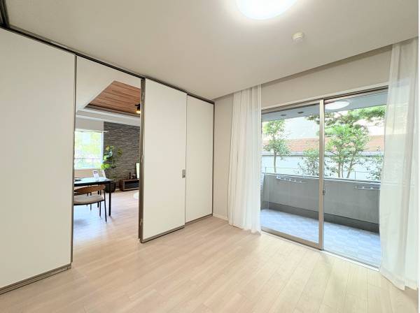 LDKから繋がる、間仕切り付きの居室