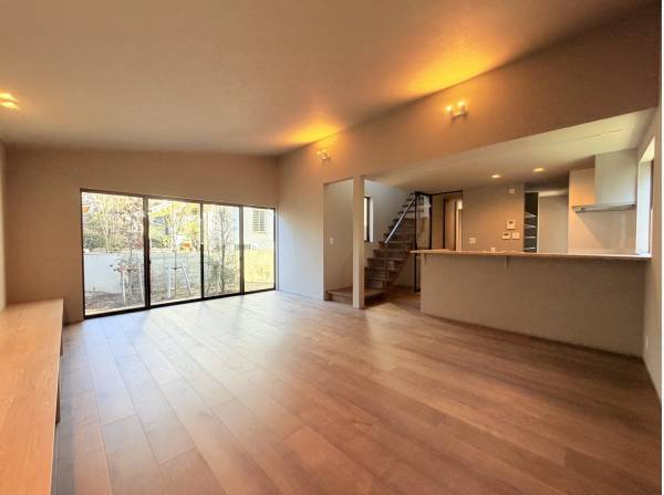 約24.3帖の開放的なLDKは家族の憩いの場に