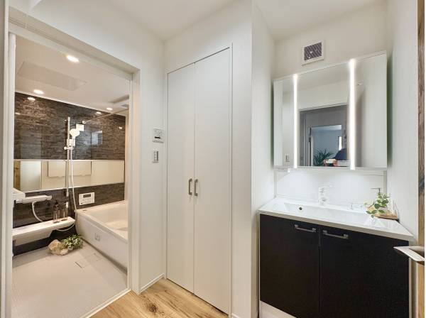 洗面室にはリネン棚を設置