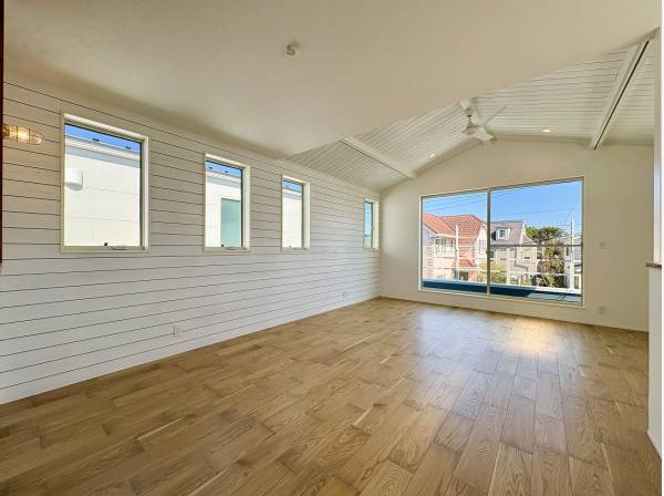 シーリングファンが爽やかな風をリビングへと運びます