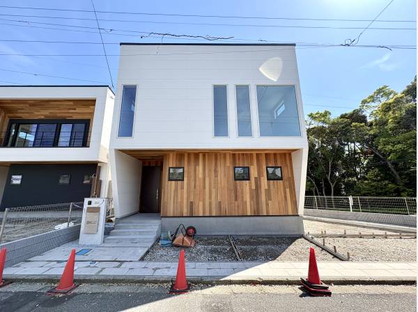 木目が印象的な外観デザイン
街並みに馴染む落ち着いた佇まい+