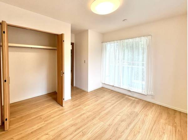 家具が合わせやすいシンプルな部屋。全居室に収納を完備。