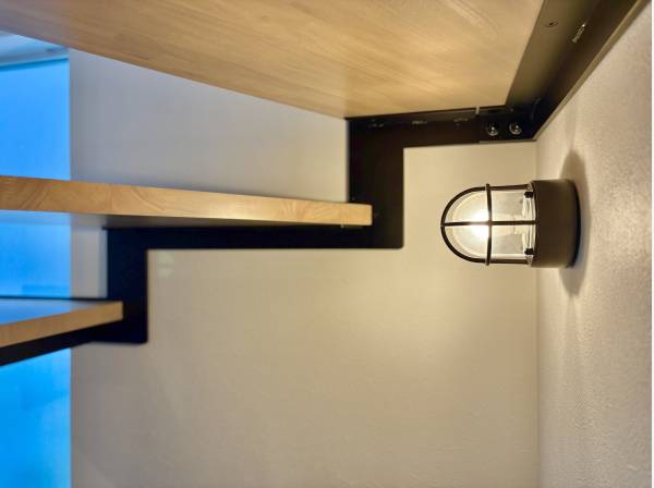 階段下の船舶照明。