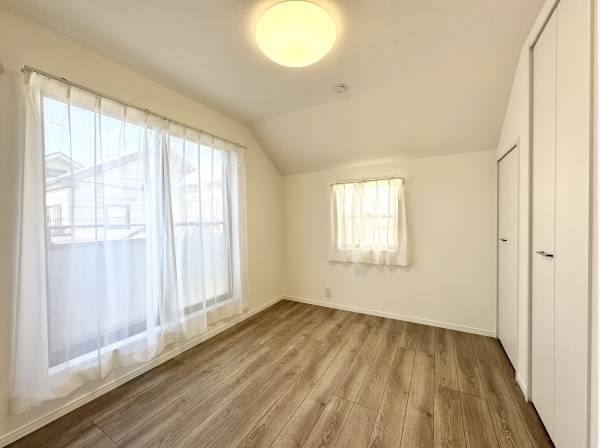 二面採光でやわらかな陽光が満ちる心地よい洋室。