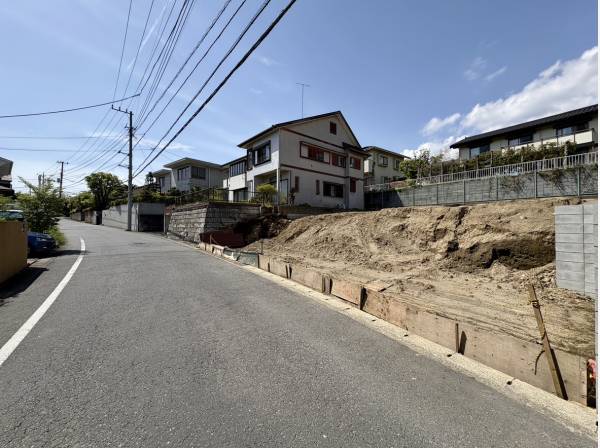 建築中現地です。前面道路もゆとりの空間です。