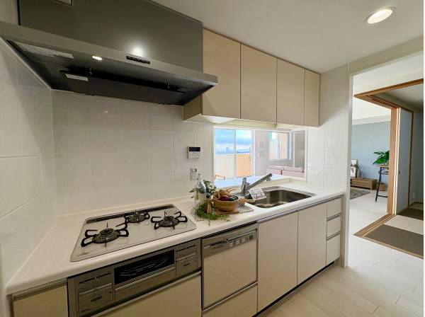 海を眺めながら料理ができる食洗器付きのシステムキッチン