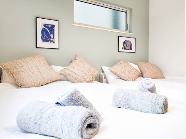 柔らかなアクセントクロスのベッドルームにはどんなインテリアを選びますか？