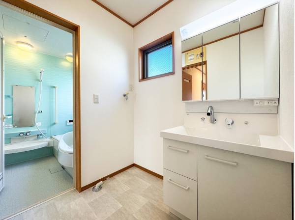 さり気ない木枠がぬくもりを添えるパウダールーム