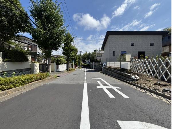 前面道路も広々としています