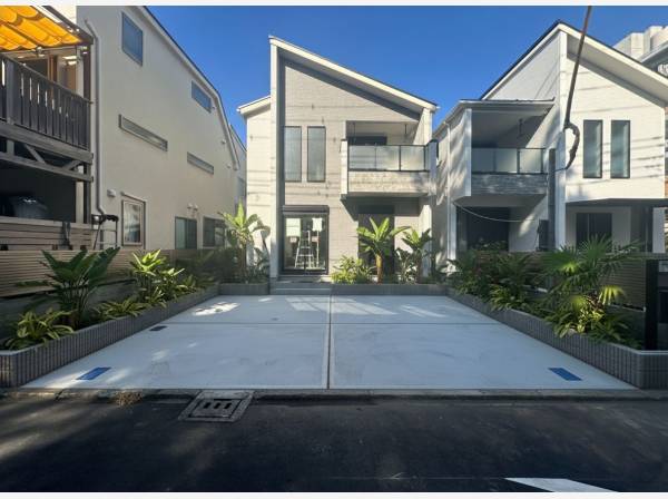 広い駐車スペース。ウッドデッキや植栽で彩りたくなります。外構はイメージ