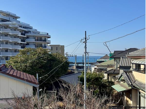 2階からはちょこっと海も望みます。