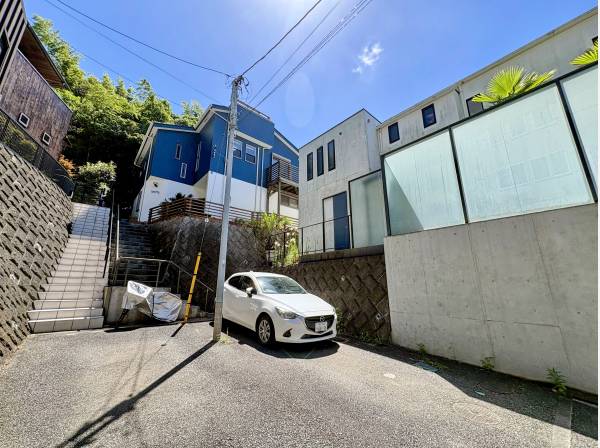 全面は行き止まりで車の往来もございません