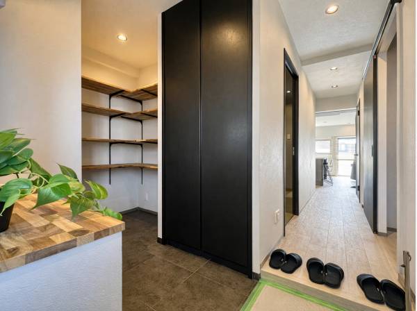 広め玄関＋収納棚でスッキリ暮らす。