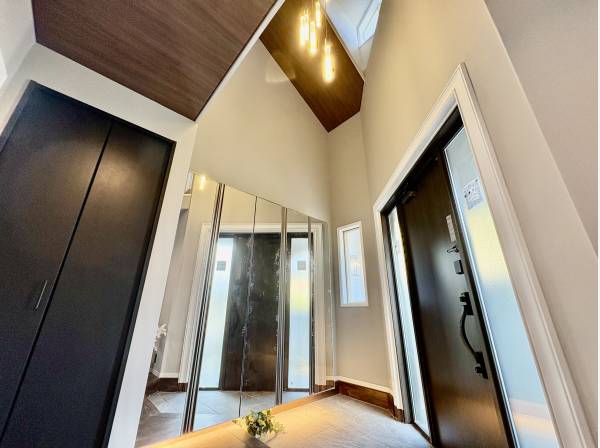 玄関は吹き抜けでまるで協会のような雰囲気です！