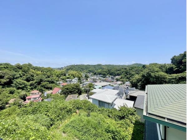 洋室からは鎌倉の緑を存分に眺望できます