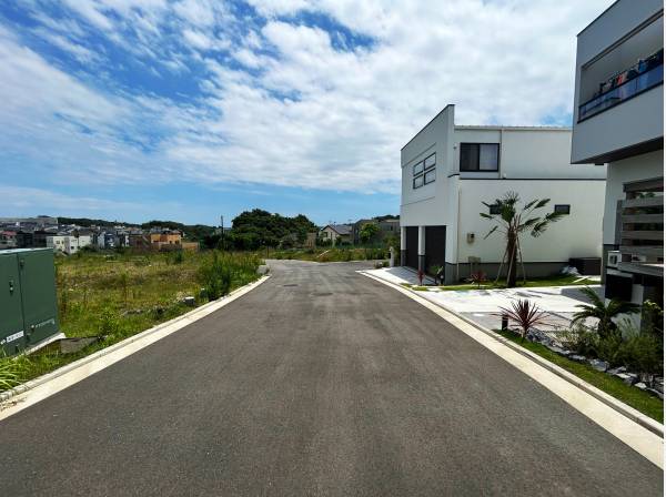 前面道路は約6.2m御座いますので、駐車がラク！