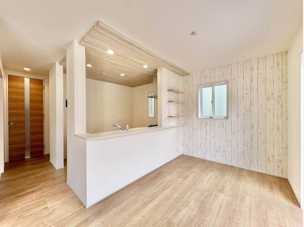 キッチンの裏側には、L型の棚がございます