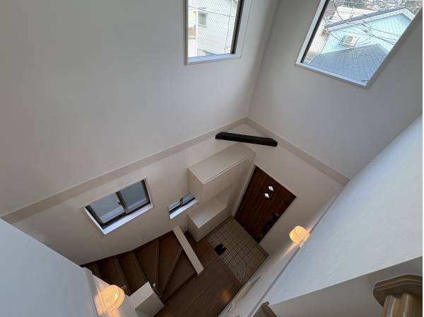 階上から玄関を見ました。まるで教会のような雰囲気です。