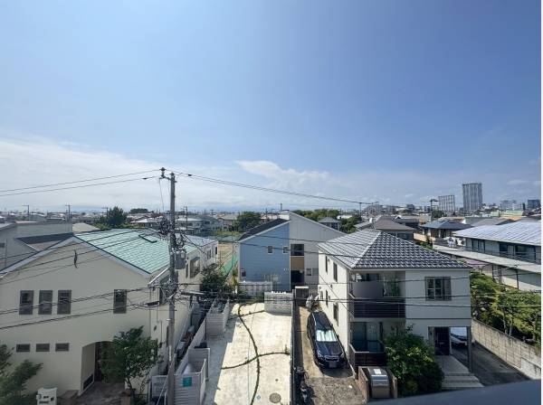 ルーフバルコニーからは抜けた景色が広がります