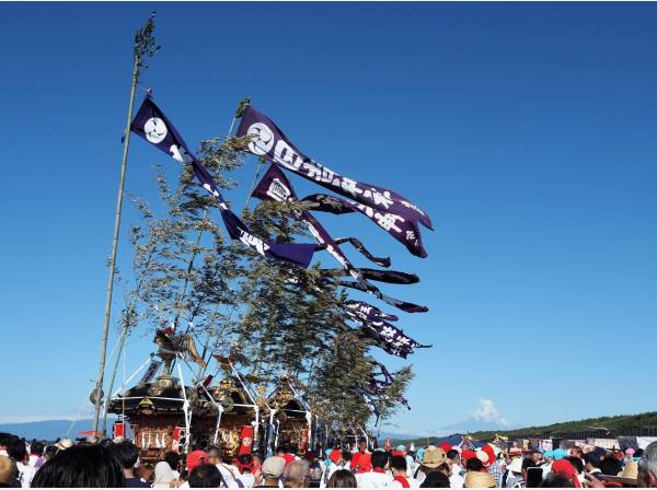 海辺では春から夏にかけてイベント目白押し（写真は浜降祭の様子）