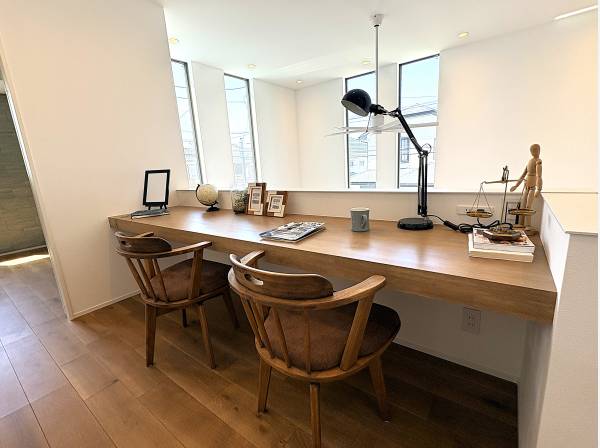 集中とリラックス。木の温もりが心地よいワークスペース