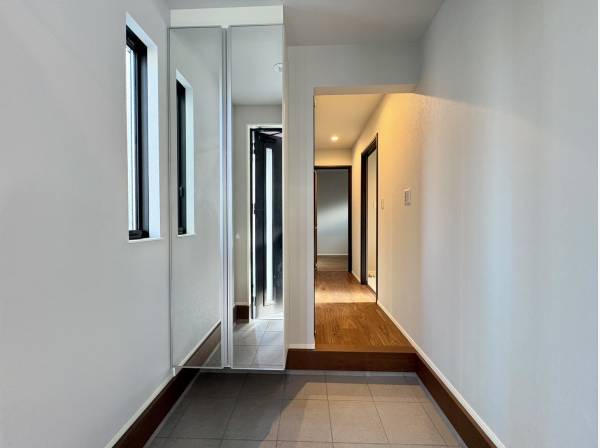 大きな鏡で全身チェックもできる玄関スペース