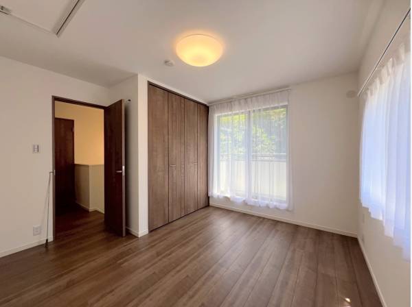洋室には便利な屋根裏収納付、窓からは緑を望みます