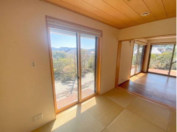 和室からは美しい日本庭園が望めます