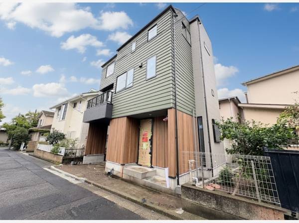 建物外観、サーファーに嬉しい外シャワー付き