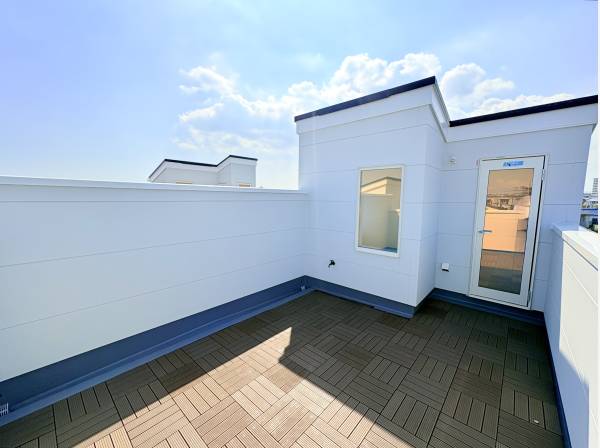 水栓付き！青空の下でプールやBBQを楽しむ約6.8帖のルーフバルコニー