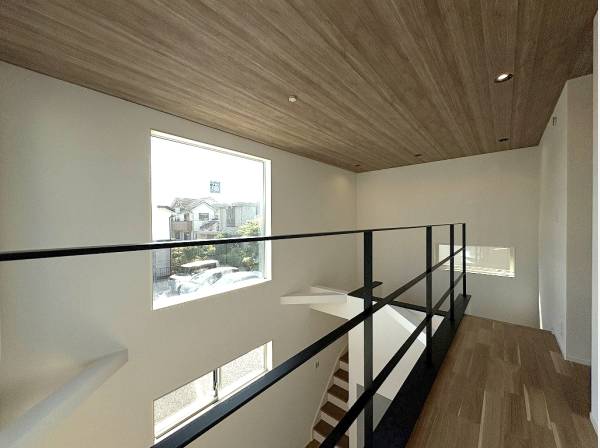 高い天井に大きな窓