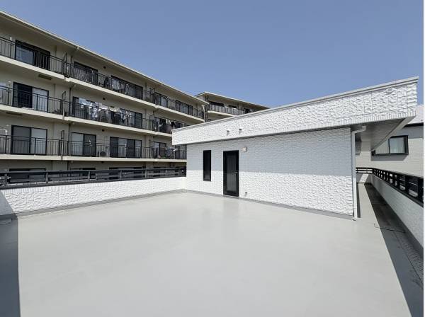 2階のルーフバルコニー広々した空間が広がります。