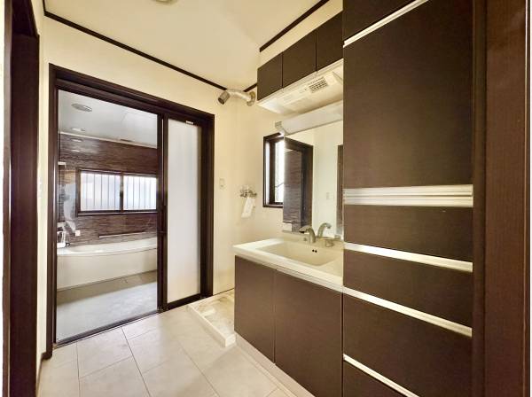 毎日使用する洗面室、ご家族で使用する場面をご想像ください。