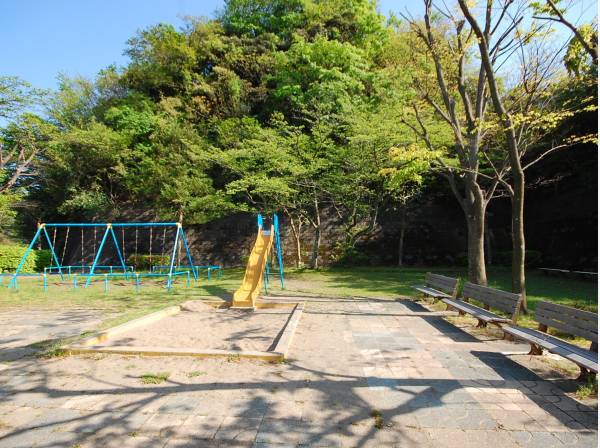 片岡公園まで徒歩7分（約550m）
