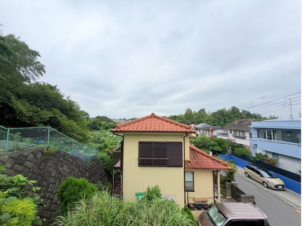 窓からはご覧の眺望、晴れた日には青空と自然のコントラスト