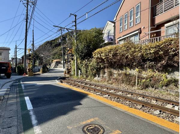 カタンコトンと走る江ノ電も日常に感じられます