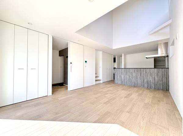 吹き抜け空間のあるリビング明るいリビング