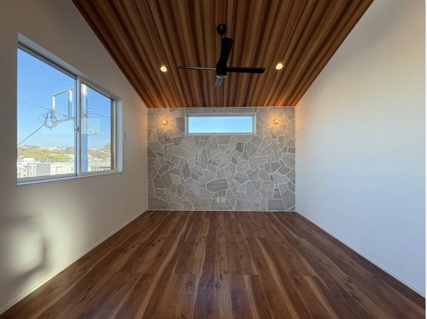 石張りのアクセントウォールが美しいLDK